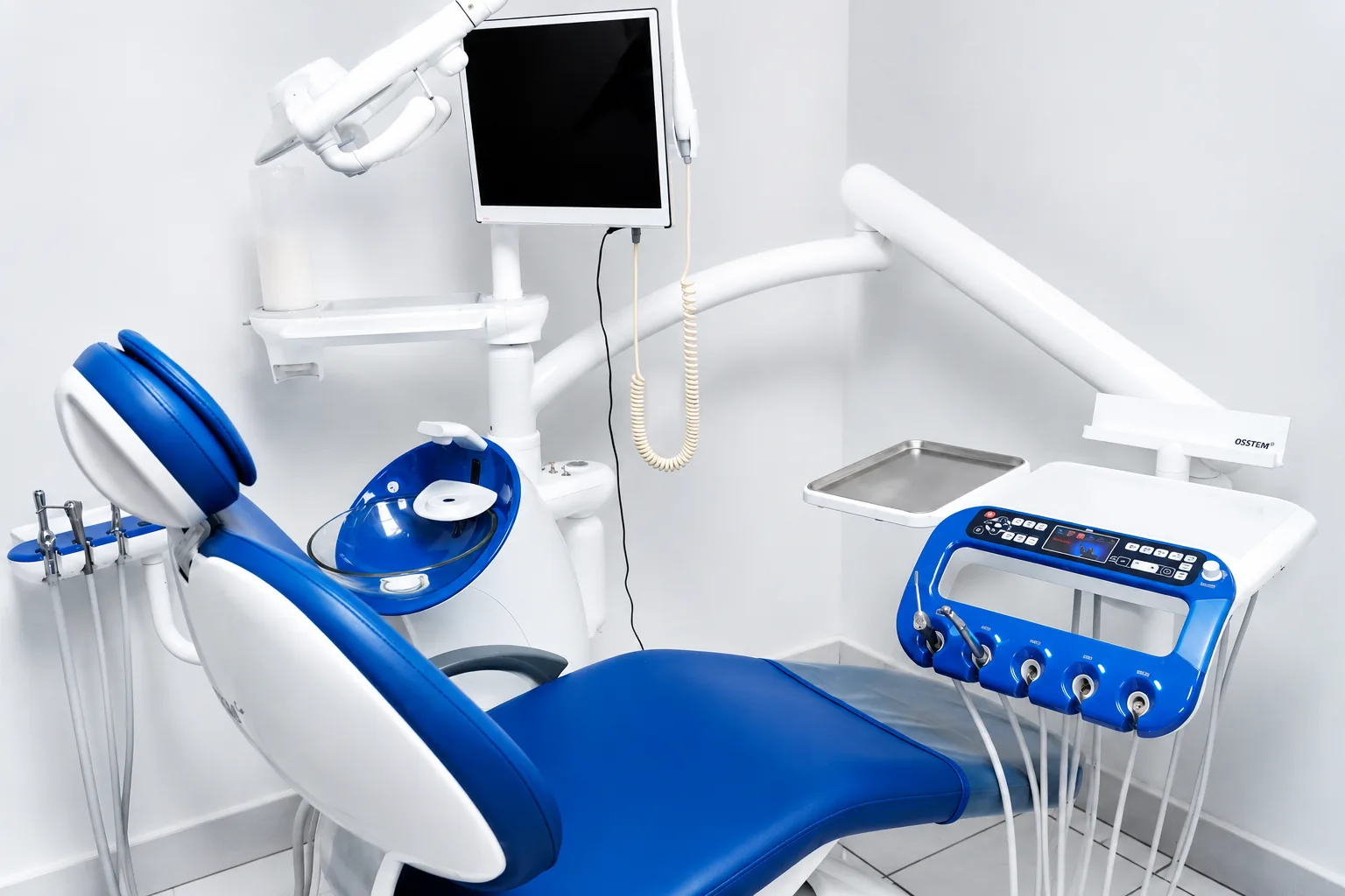 Consultorio de Dental Familiar: unidad dental Osstem, monitor intraoral y equipo de rayos X